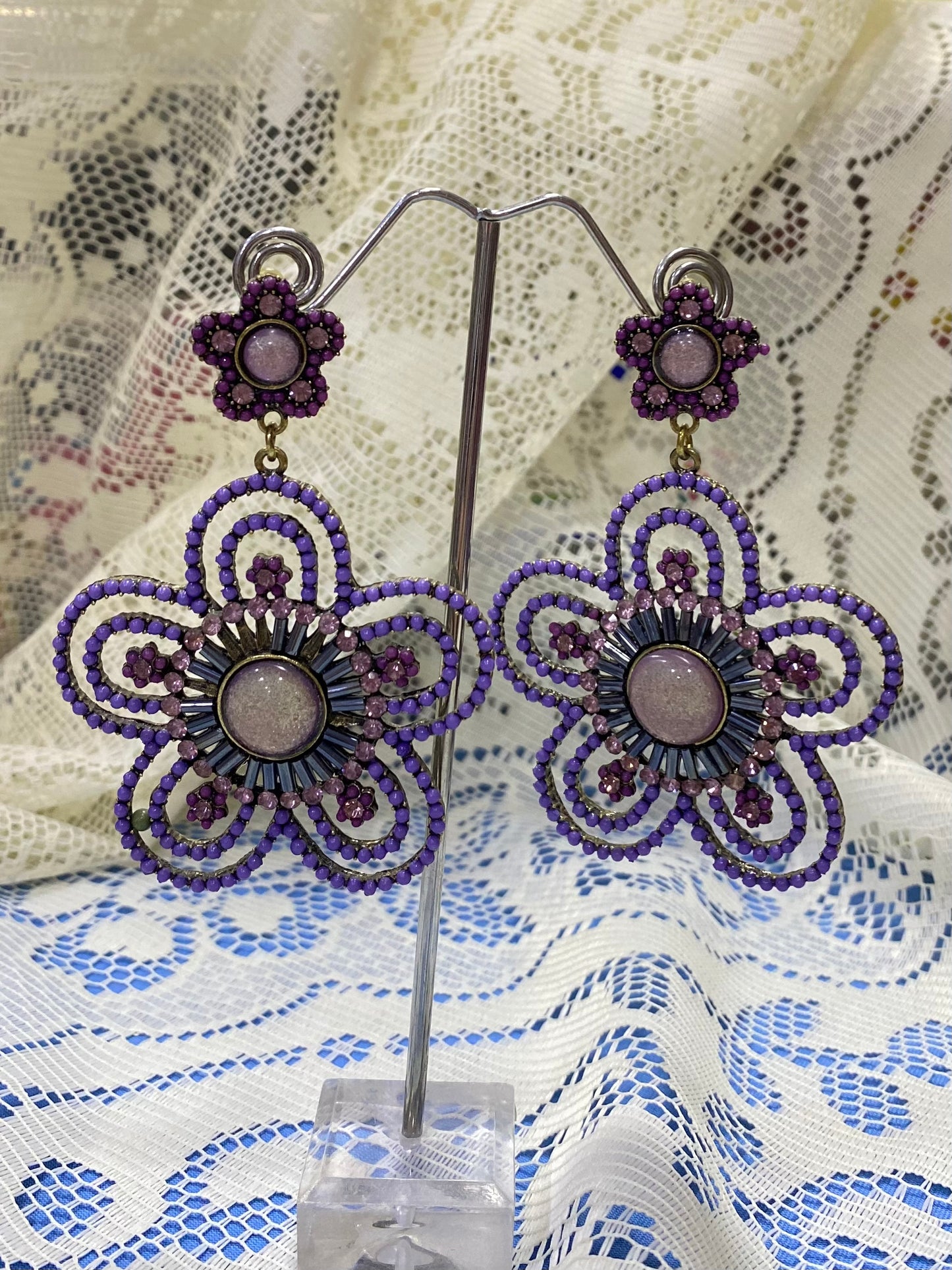 Pendiente flor violeta