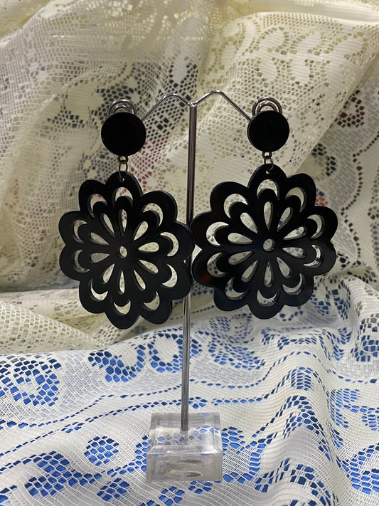 Pendiente flor negra