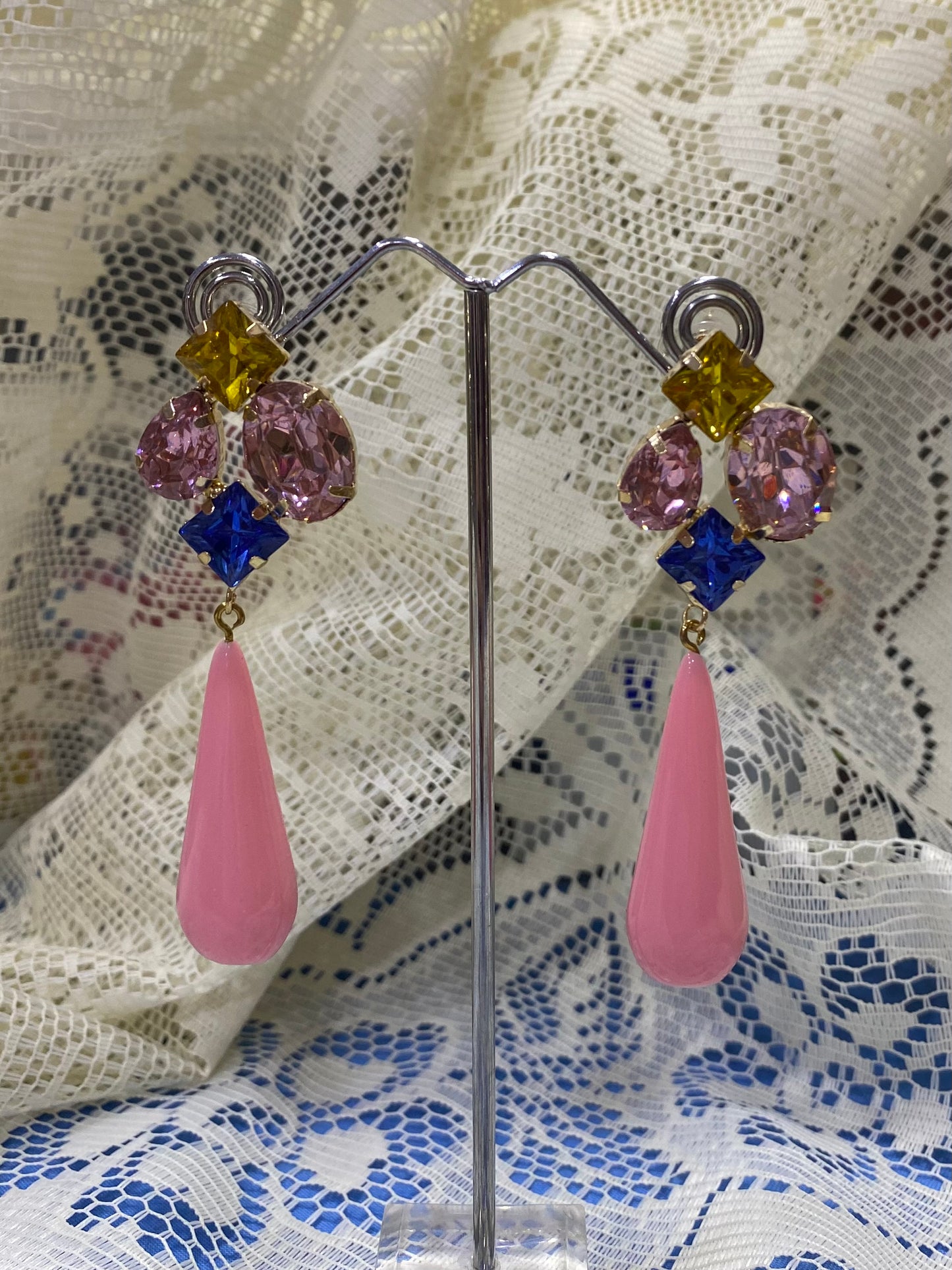 Pendiente rosa con diamantes