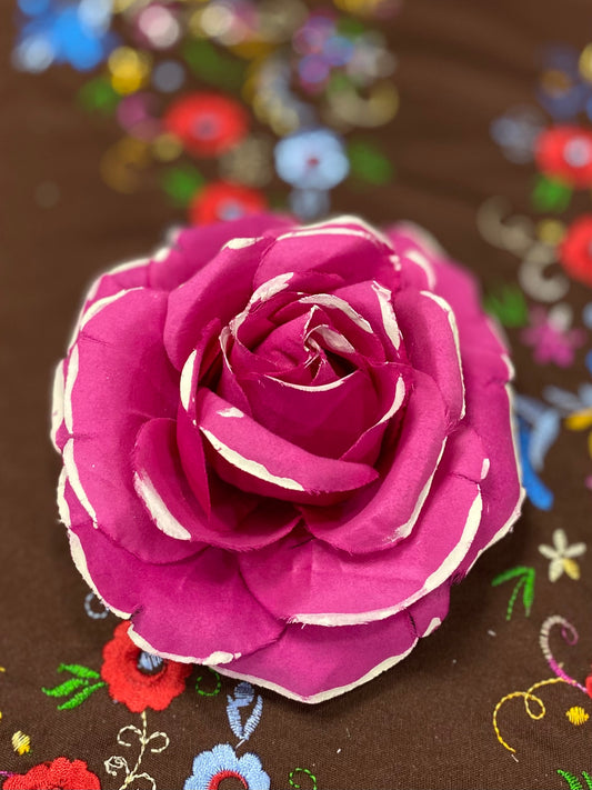 Rosa con toques a pincel blancos