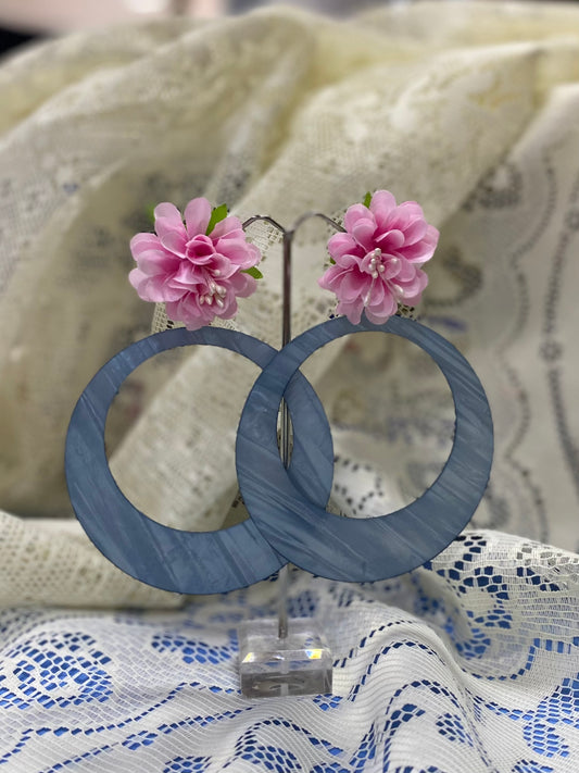 Pendiente azul con flores rosas