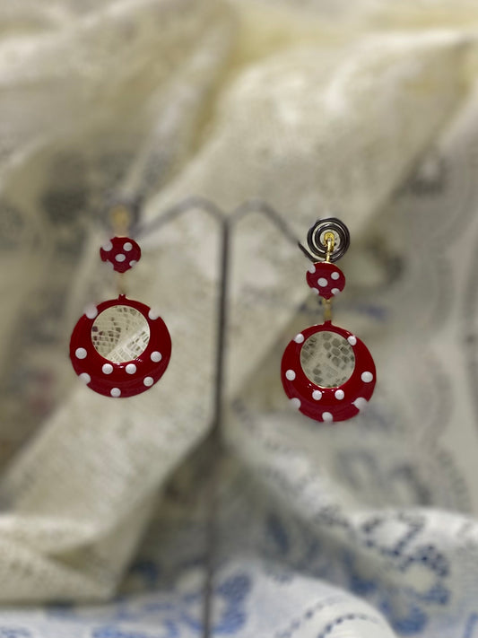 Pendiente rojo con lunares blancos