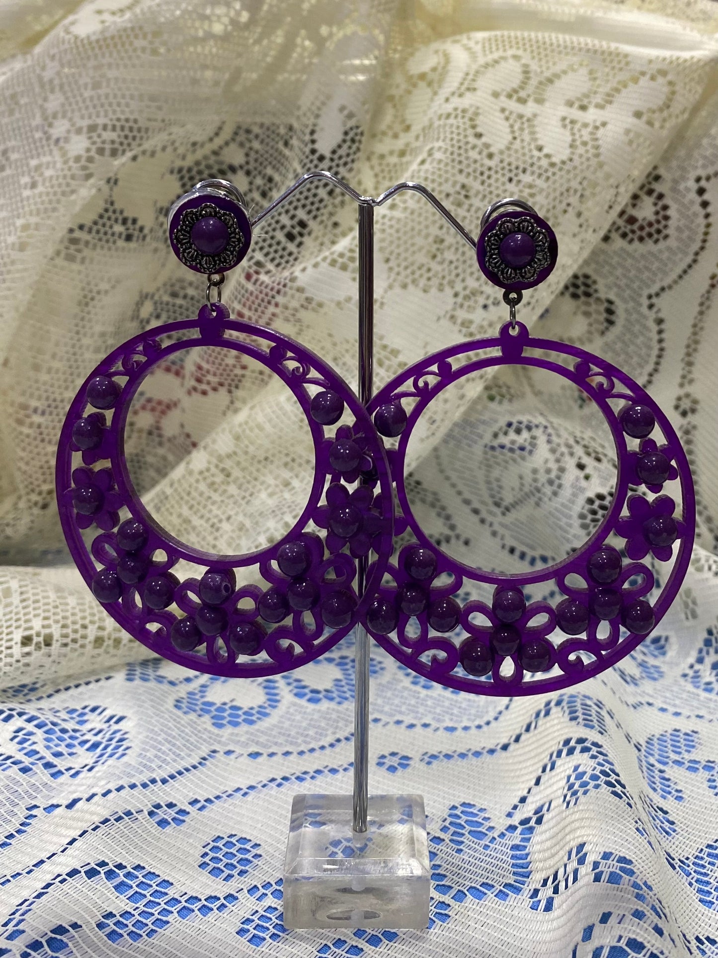 Pendiente morado con dibujo floral